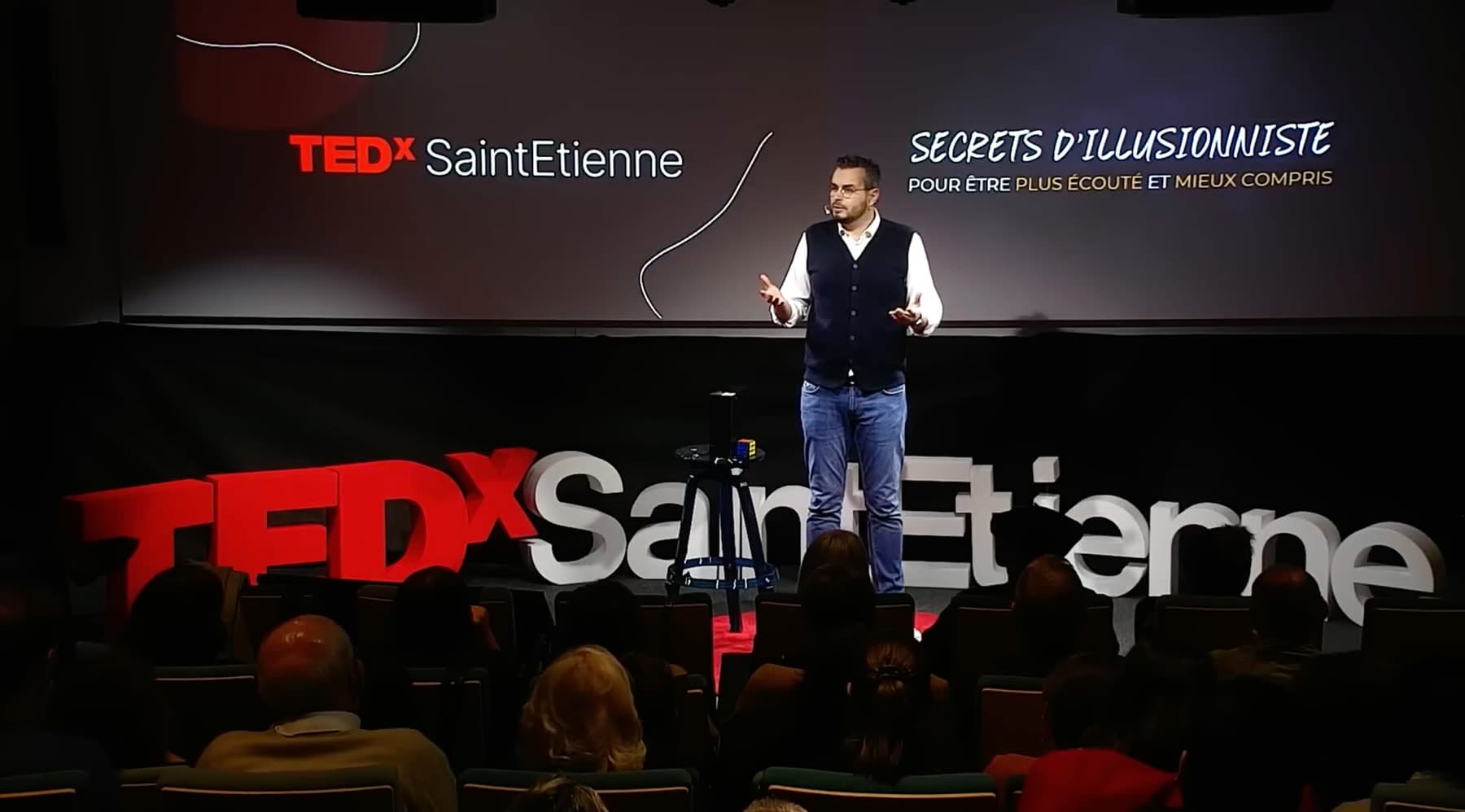 Henri Beaumont sur scène au TEDx SaintEtienne, conférence Secrets d'illusionniste